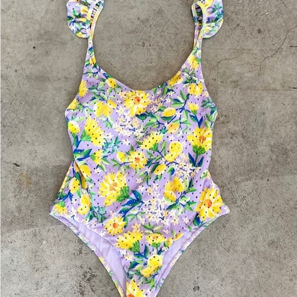 NWOT Farm Rio Lemon Dream Ruffle One-Piece
Swimsuit Size Large - Picture 4 of 6